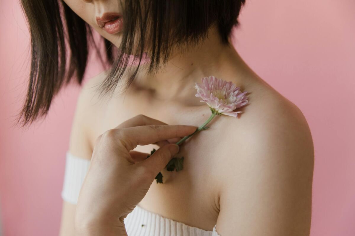 Eksfoliacija: AHA vs BHA vs PHA – kuris cheminis pilingas tinka jums