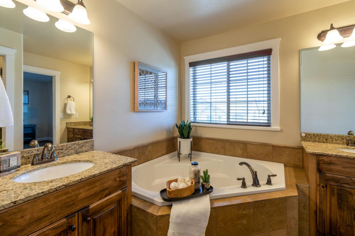 Vonios kambarys be langų: kaip padaryti jaukų ir erdvu