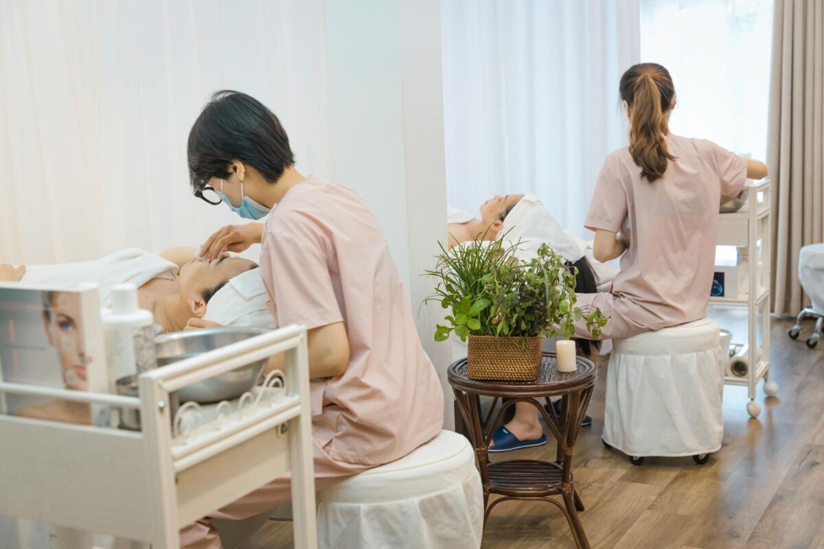 Grožio prietaisai namuose 2026: ar veikia LED kaukės ir mikrosrovės