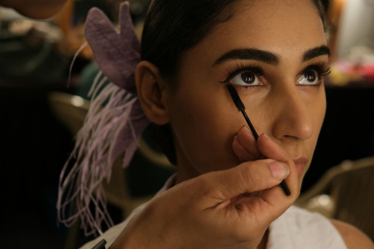 Ruda vs juoda tušas: kaip pasirinkti tinkamiausią akių atspalvį