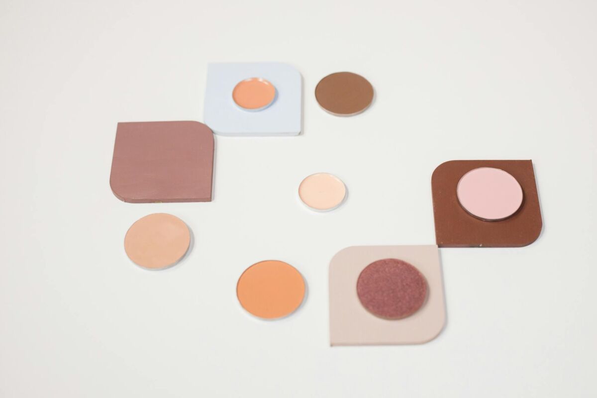 Skystas skaistalas vs birių miltelių skaistalas: ką rinktis pagal odos tipą