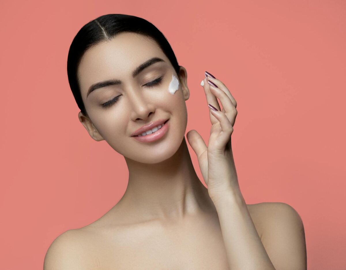 Vitaminas C odos priežiūroje: geriausi produktai ir kaip naudoti