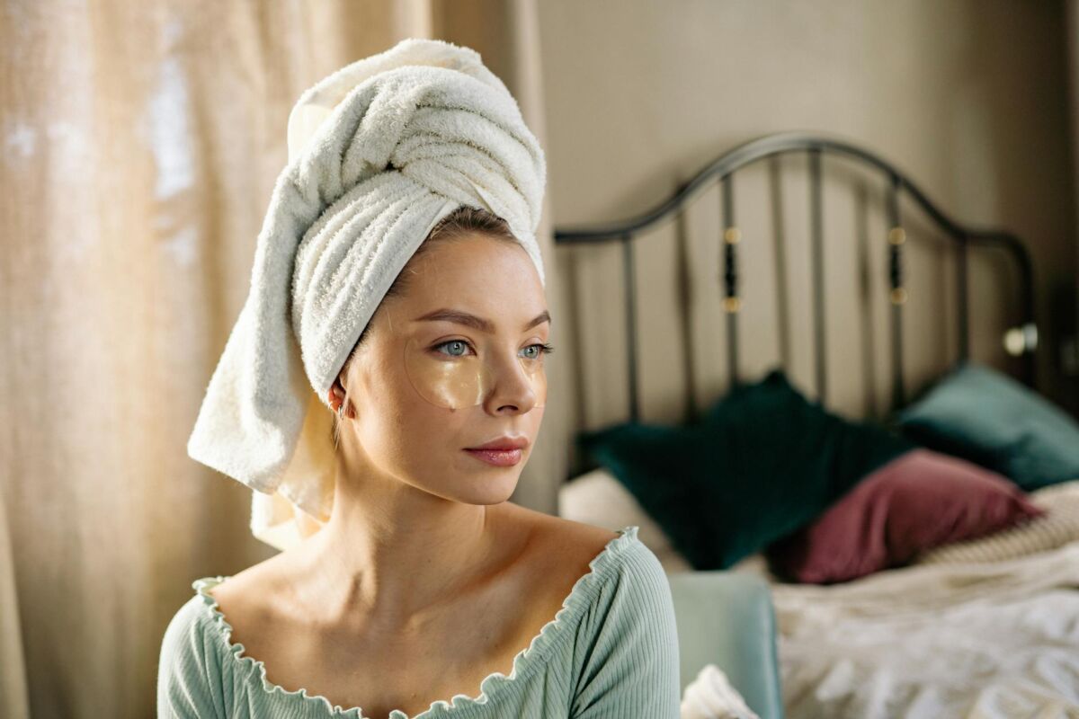 Miegamojo aplinka grožiui: kaip lovos apriežiūra veikia odą ir plaukus