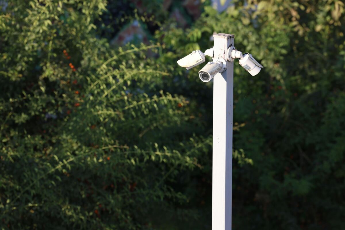 Namų saugumo sistemos: kaip apsaugoti namus 2026