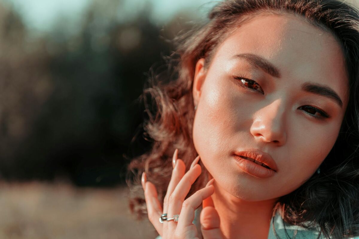 Riebios odos priežiūra: kaip kontroliuoti blizgesį neišsausinus odos