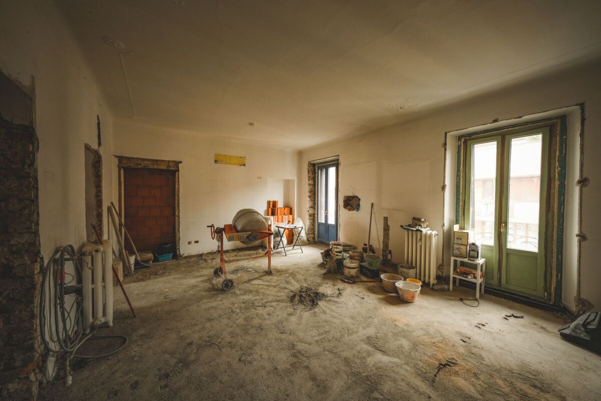 Namų renovacija su architektu vs be: kada verta samdyti