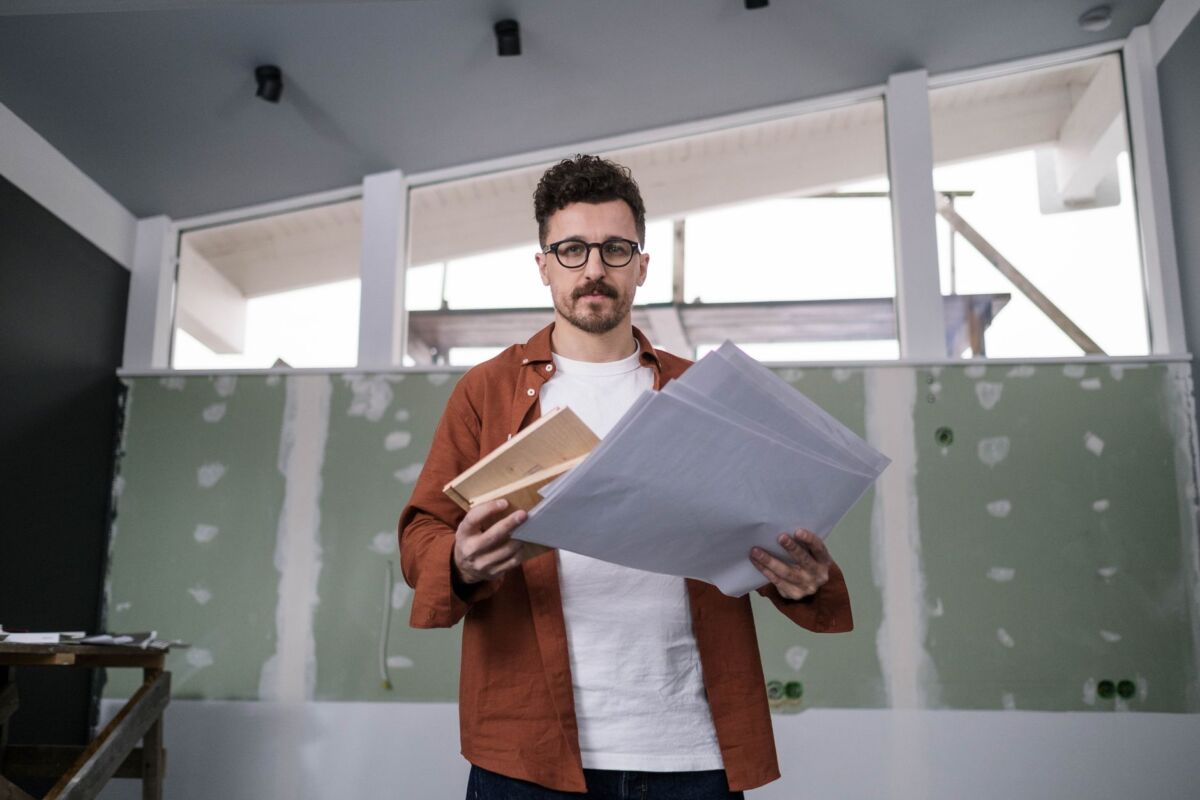 Namų renovacija su architektu vs be: kada verta samdyti