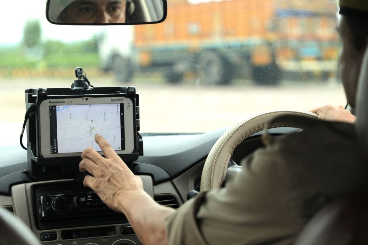 Automobilių GPS navigacijos sistemos: įmontuotos vs telefonas vs atskiras prietaisas